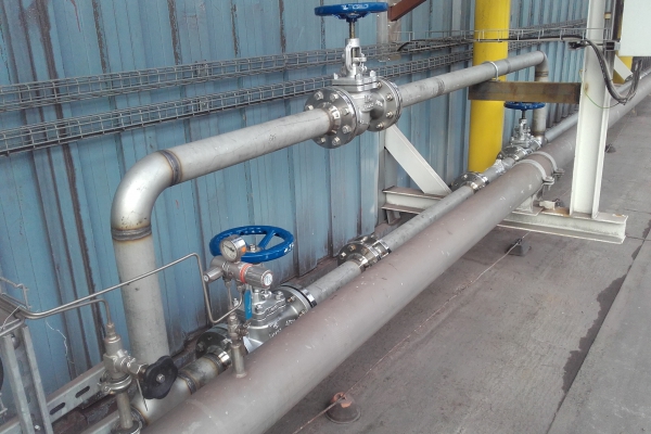 Potrubí plynného dusíku na kyslíkárně pro STC pece